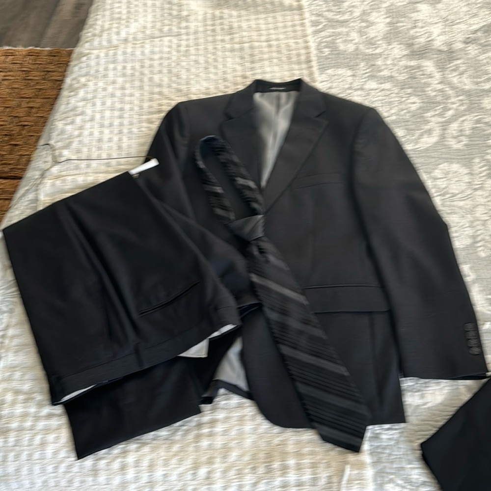 Pronto Uomo mens suit with free Perry Ellis tie. Worn twice.
